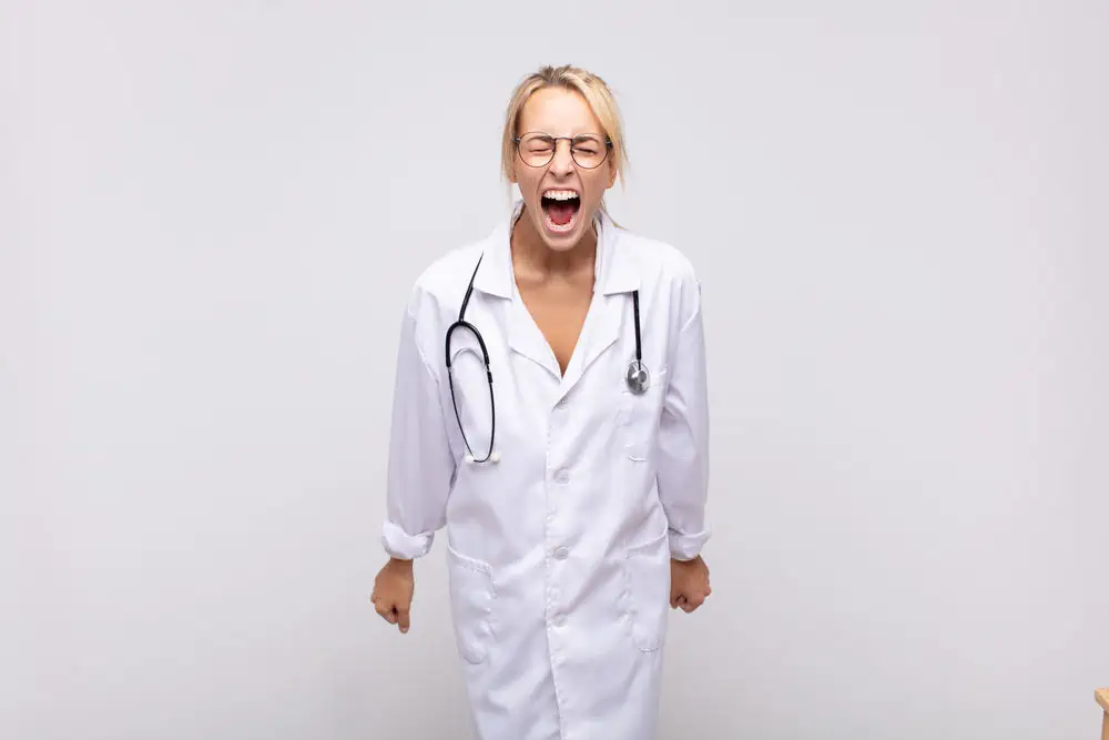 Infirmiere en crise suite à l'Agressivité d'un patient Infirmiere en crise suite à l'Agressivité d'un patient