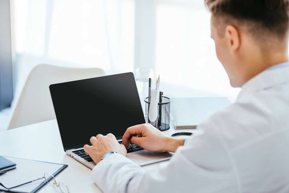 Professionnel de santé consultant ses droits à la formation sur ordinateur