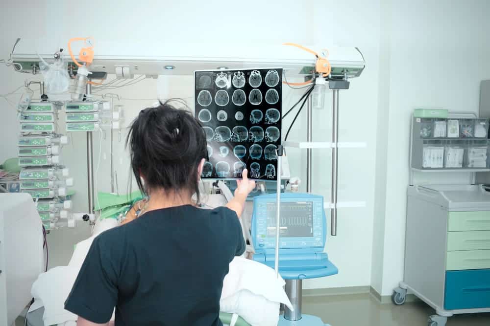 Scan CT aux mains du médecin Scan CT aux mains du médecin