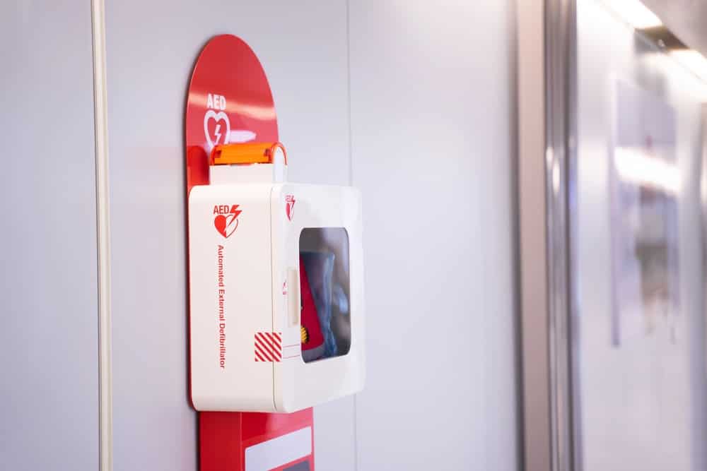 Défibrillateur externe automatique monté sur mur blanc dans un hopital Défibrillateur externe automatique monté sur mur blanc dans un hôpital