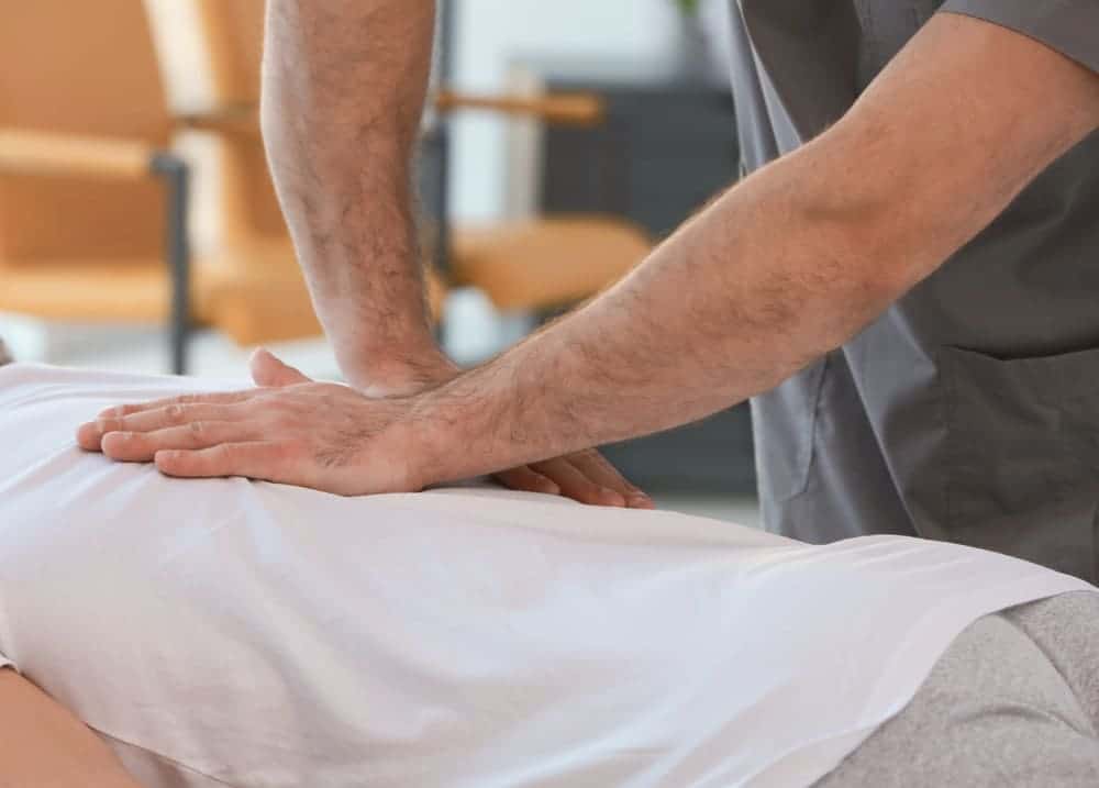 Physiothérapeute Kinésiologue avec un patient Physiothérapeute Kinésiologue avec un patient