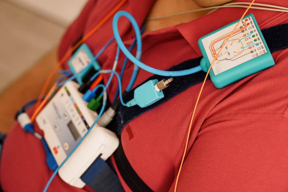 Un gros plan montre un système de polysomnographie surveillant le cœur d'un patient système de polysomnographie surveillant le cœur d'un patient