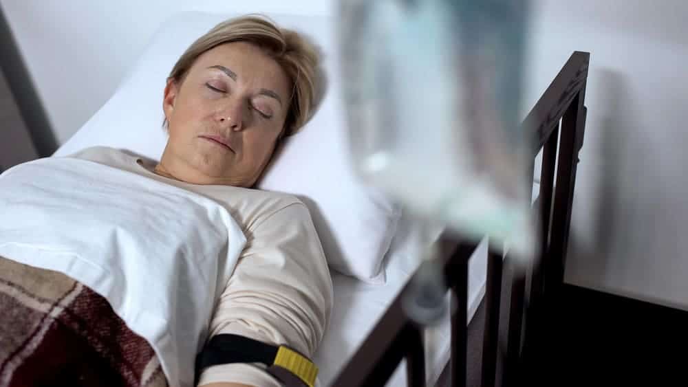 patient âgé faible qui dort à l'hôpital, thérapie patient âgé faible qui dort à l'hôpital, thérapie