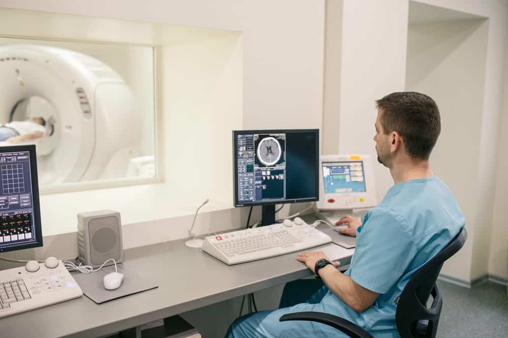 Manipulateurs en électroradiologie médicale en exercice sur un plateau technique d'imagerie