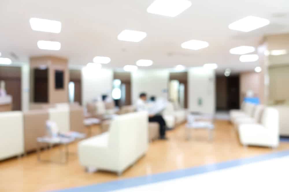 Salle d'attente d'hôpital photographiée avec un floutage pour préserver la confidentialité des patients