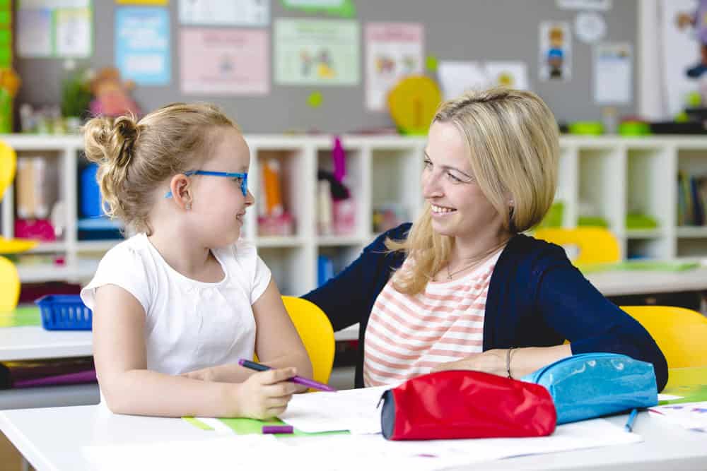 Accompagnant des élèves en situation de handicap aux côtés d'un enfant en classe