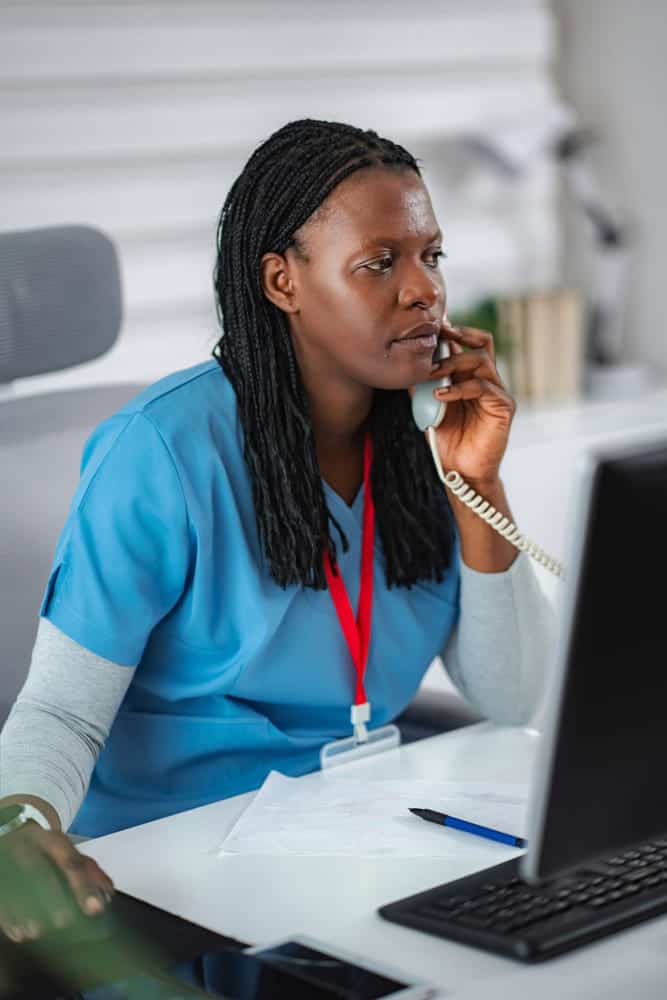 Secrétaire médicale travaillant à distance depuis son domicile