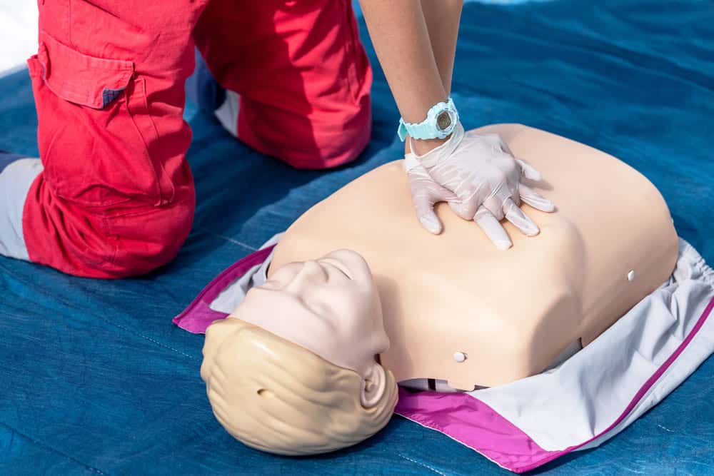 Formation à la réanimation cardiopulmonaire et aux premiers soins sur mannequin
