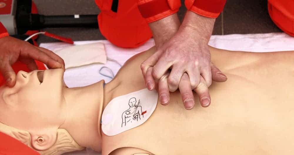Cours de réanimation pendant une formation AFGSU
