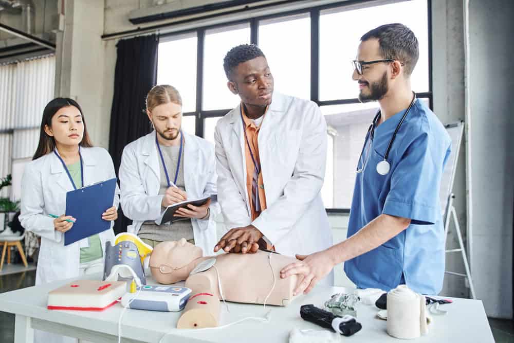 Externe en médecine en formation dans un service hospitalier